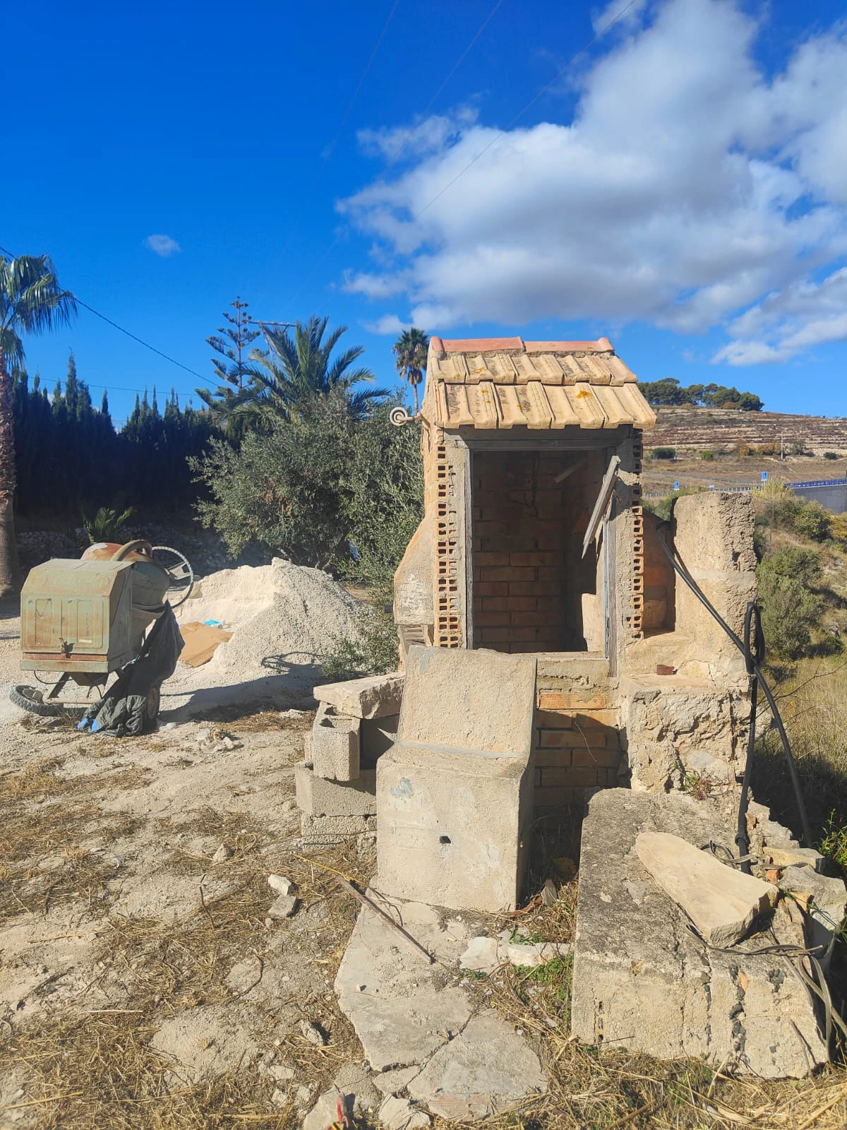 Parcela de 12.137 m2 con casa rústica habitable y bonitas vistas al mar y al Peñón de Ifach  - Benissa