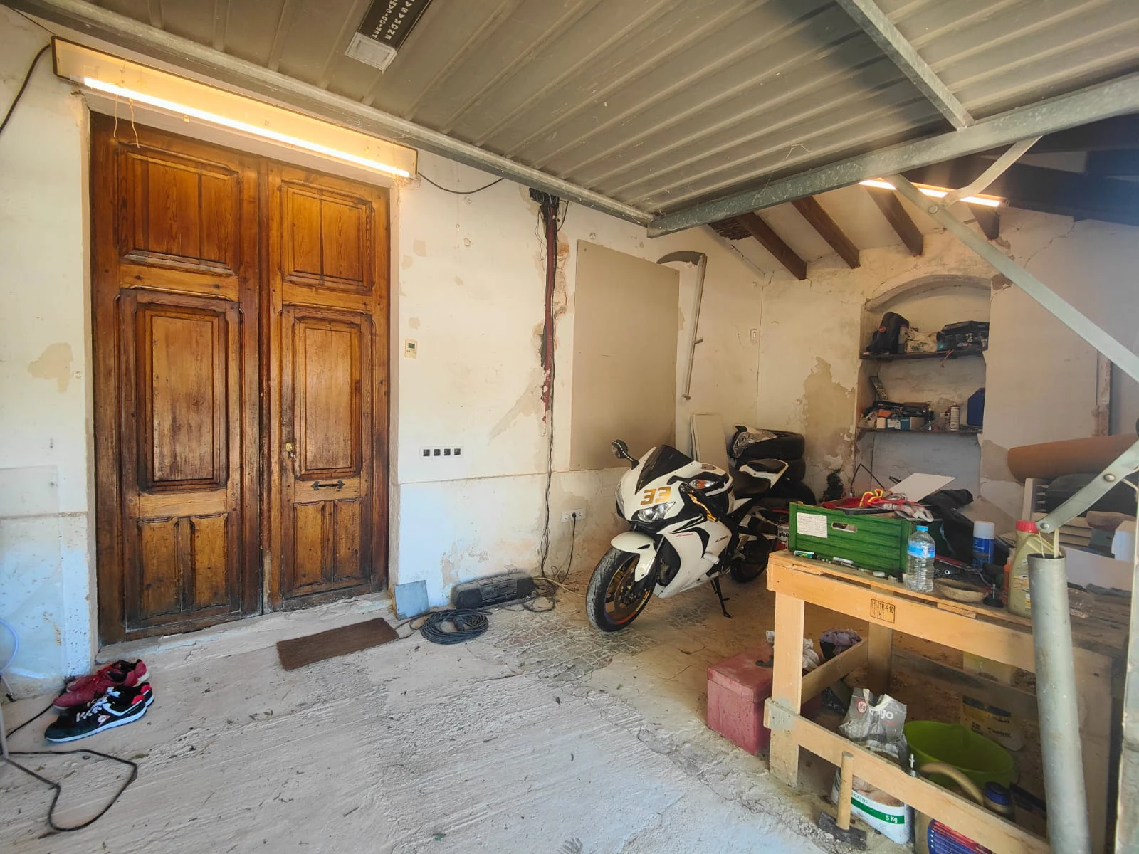Parcela de 12.137 m2 con casa rústica habitable y bonitas vistas al mar y al Peñón de Ifach  - Benissa