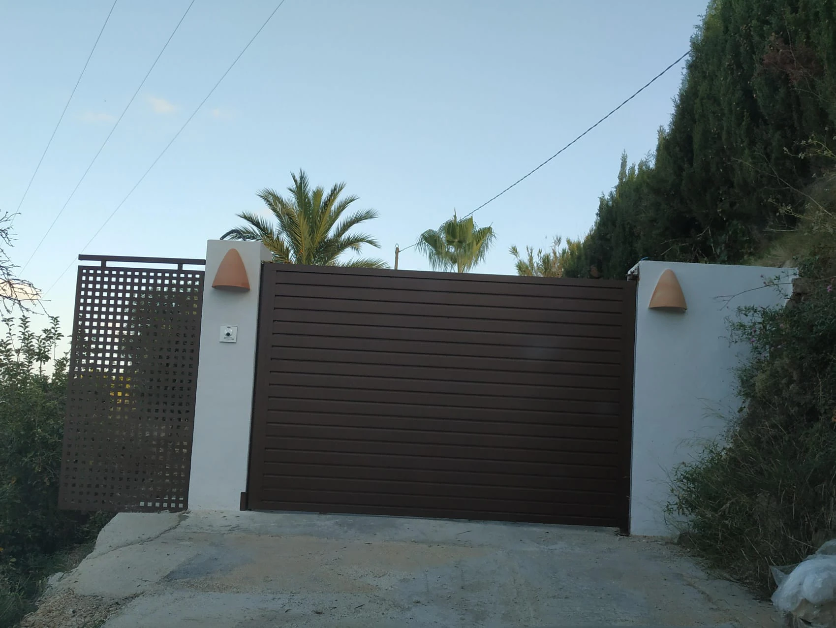 Parcela de 12.137 m2 con casa rústica habitable y bonitas vistas al mar y al Peñón de Ifach  - Benissa
