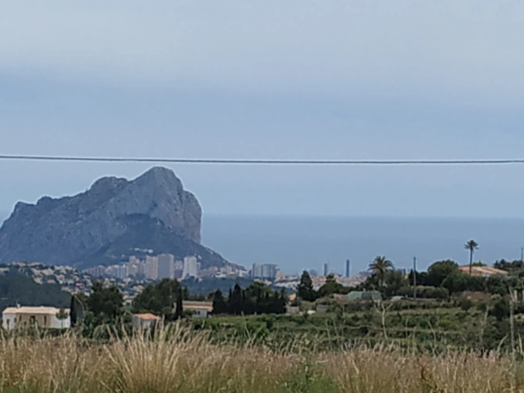 Parcela de 12.137 m2 con casa rústica habitable y bonitas vistas al mar y al Peñón de Ifach  - Benissa