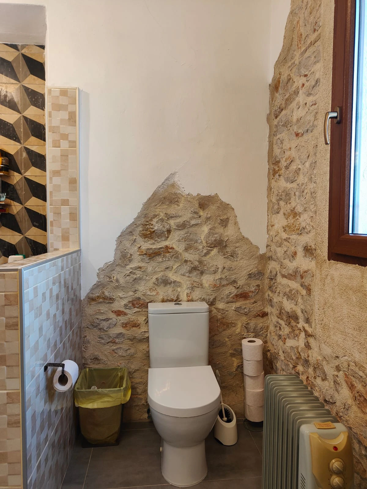 Parcela de 12.137 m2 con casa rústica habitable y bonitas vistas al mar y al Peñón de Ifach  - Benissa