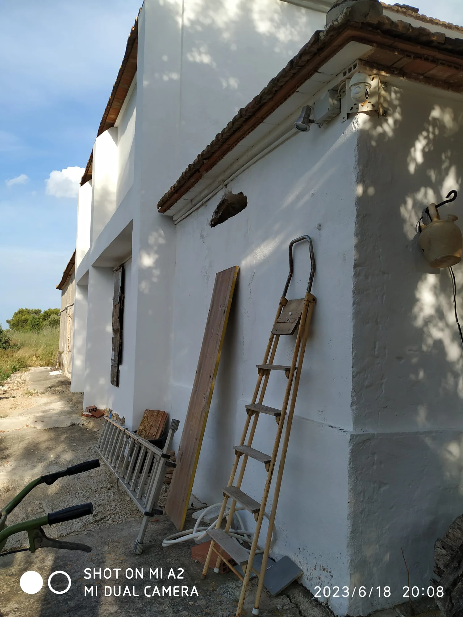 Parcela de 12.137 m2 con casa rústica habitable y bonitas vistas al mar y al Peñón de Ifach  - Benissa