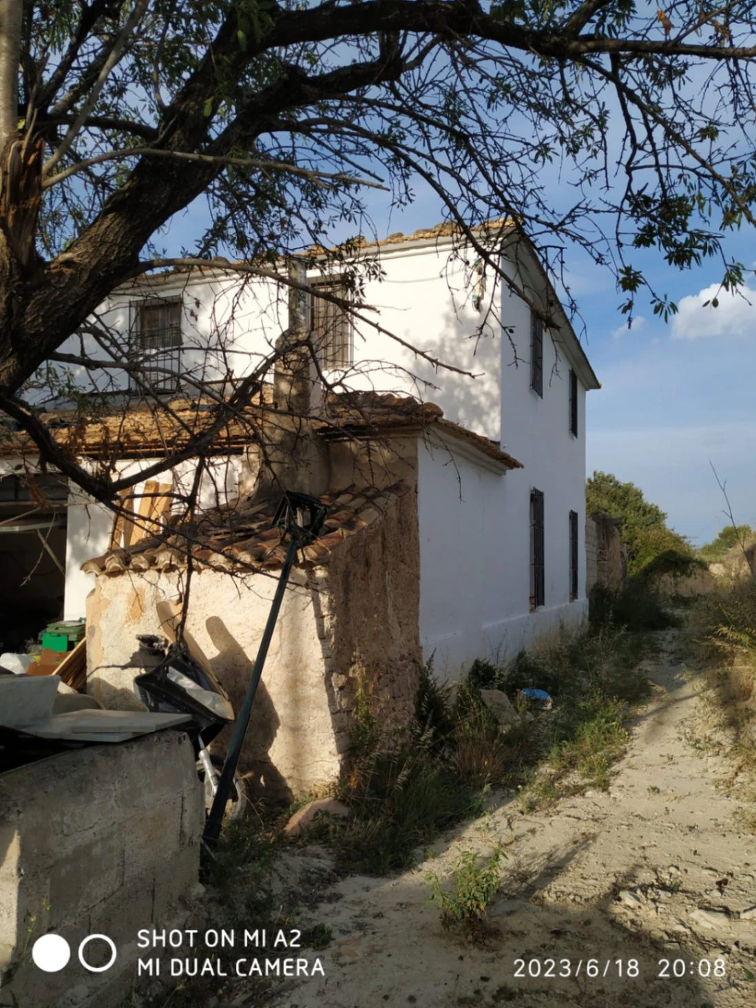 Parcela de 12.137 m2 con casa rústica habitable y bonitas vistas al mar y al Peñón de Ifach  - Benissa
