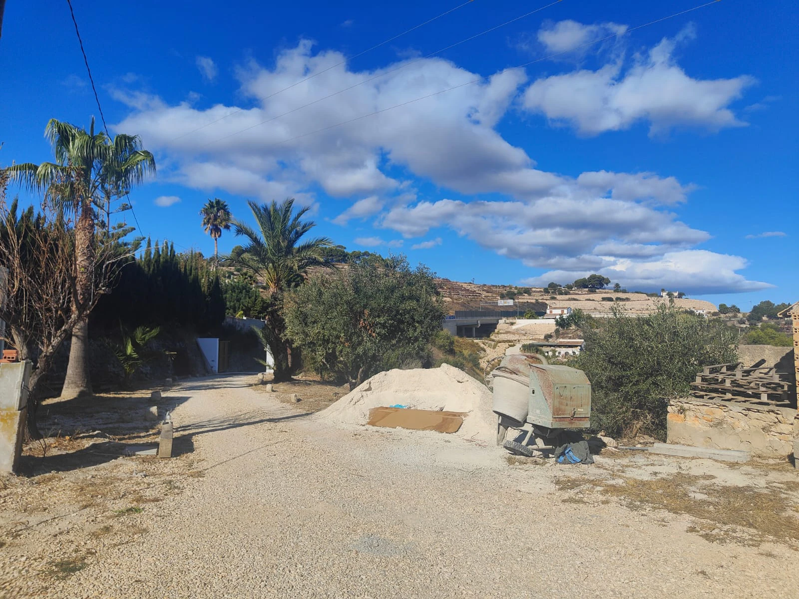 Parcela de 12.137 m2 con casa rústica habitable y bonitas vistas al mar y al Peñón de Ifach  - Benissa