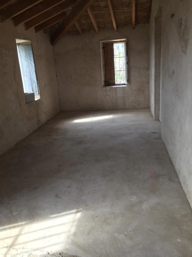 Parcela de 12.137 m2 con casa rústica habitable y bonitas vistas al mar y al Peñón de Ifach  - Benissa