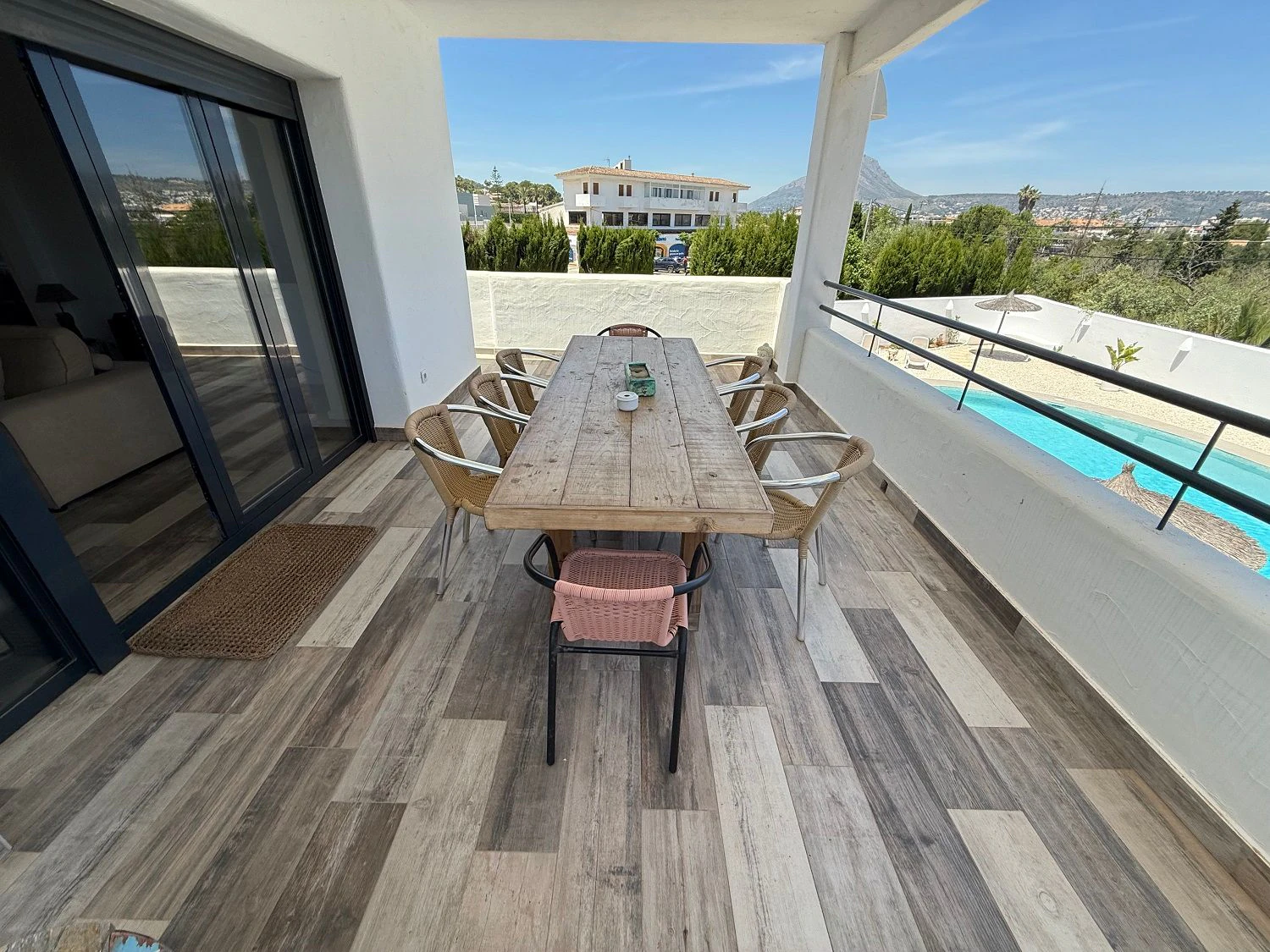 Chalet en venta en Jávea con 6 dormitorios y piscina.