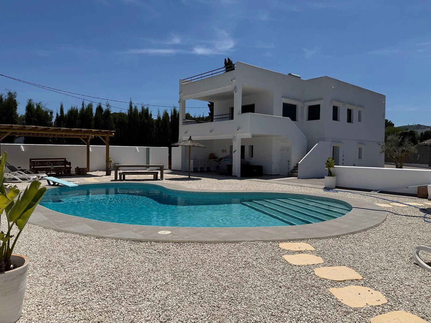Chalet en venta en Jávea con 6 dormitorios y piscina.
