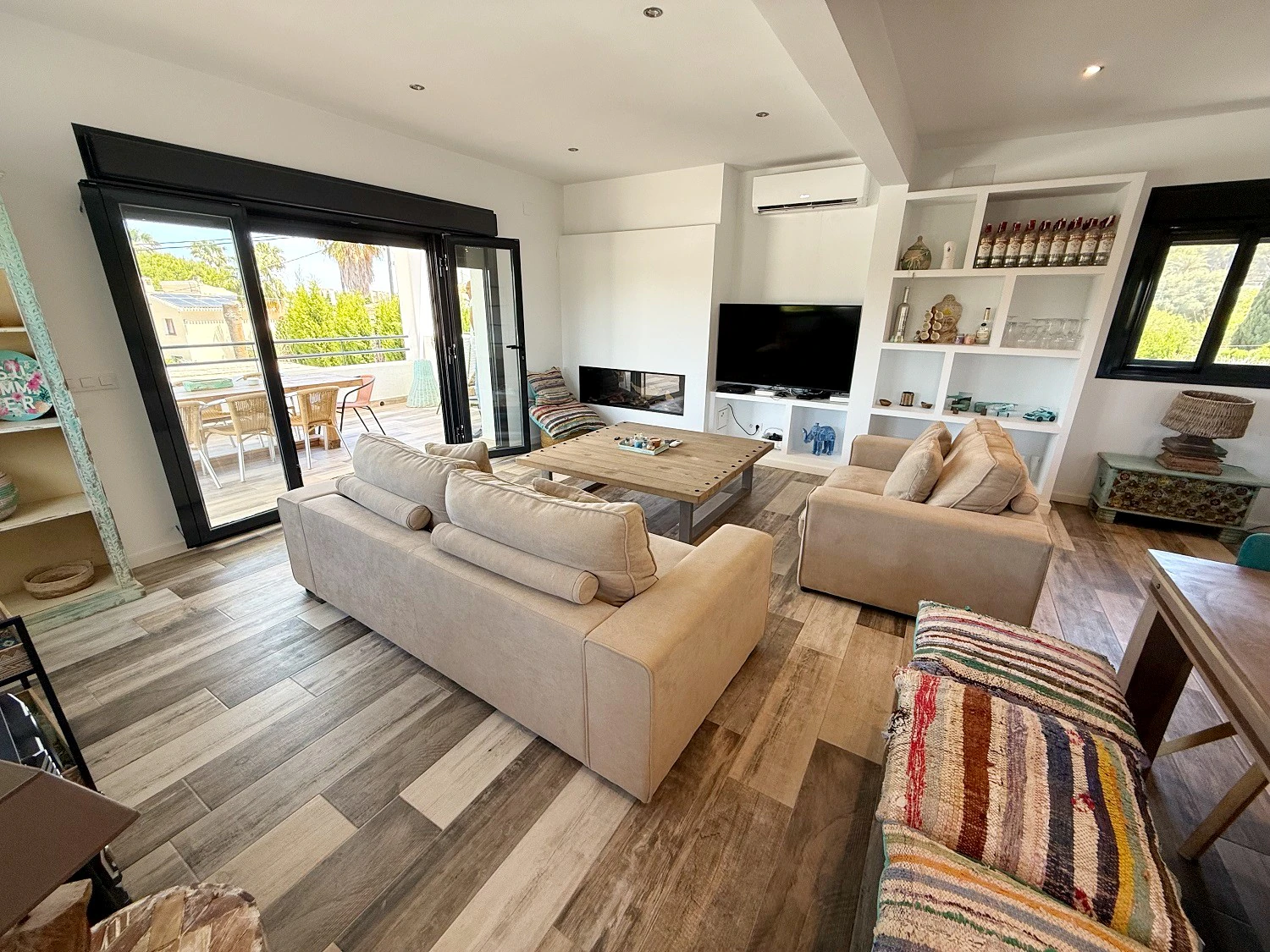 Chalet en venta en Jávea con 6 dormitorios y piscina.