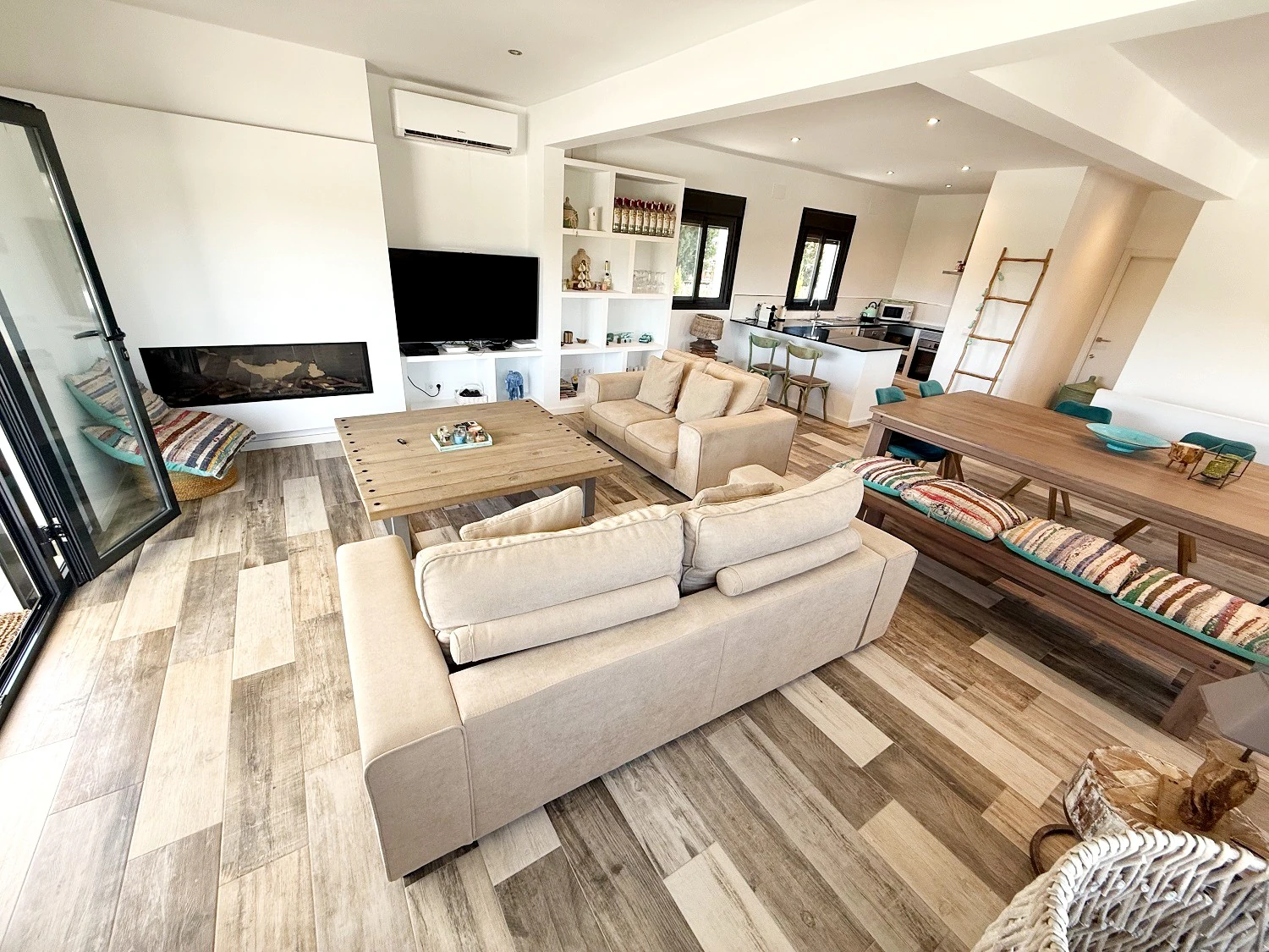Chalet en venta en Jávea con 6 dormitorios y piscina.