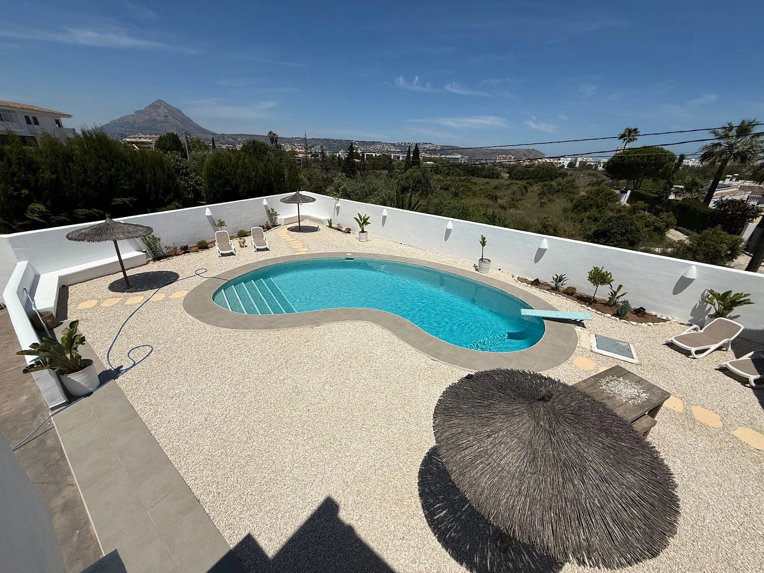 Chalet en venta en Jávea con 6 dormitorios y piscina.