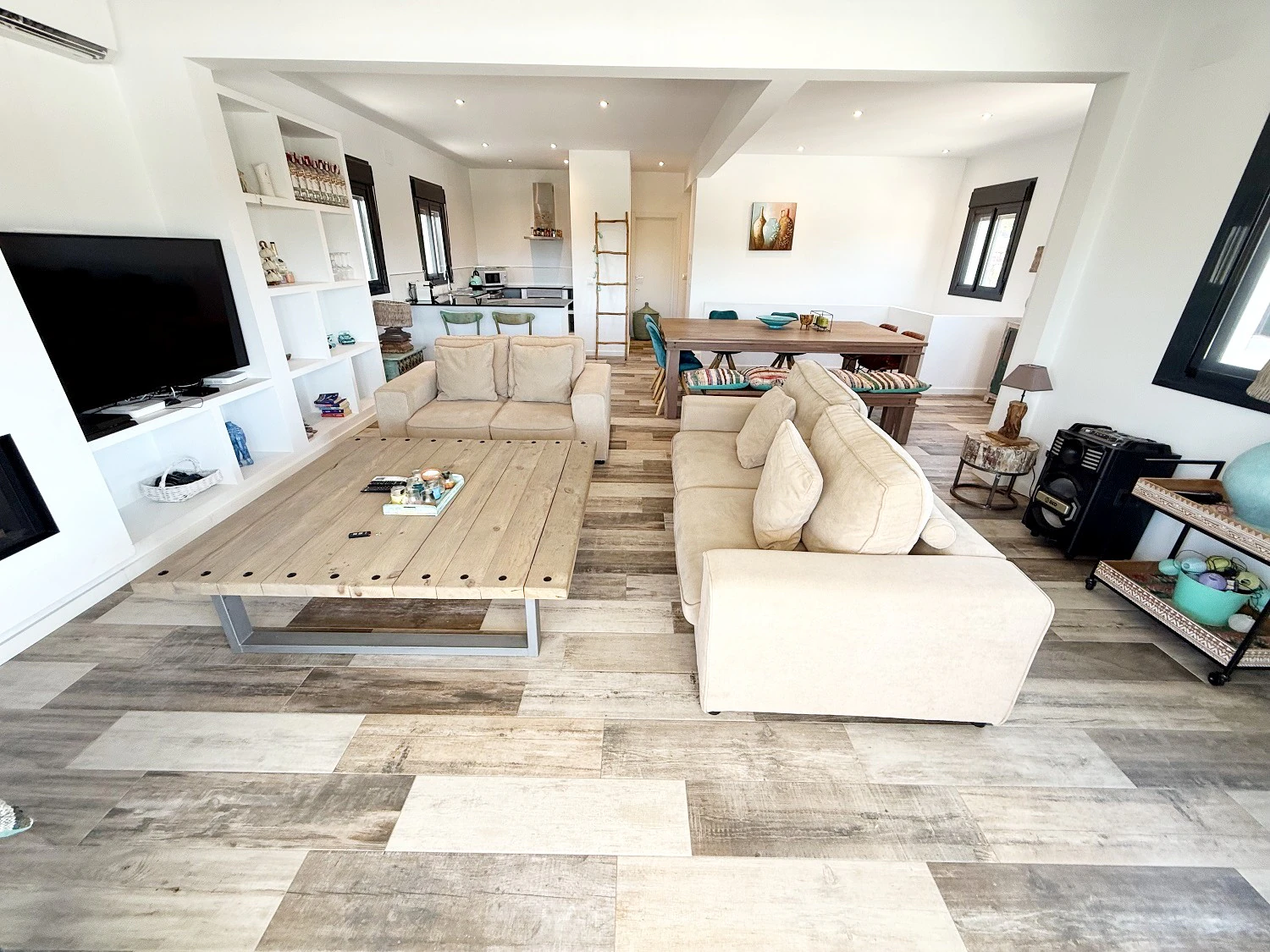 Chalet en venta en Jávea con 6 dormitorios y piscina.