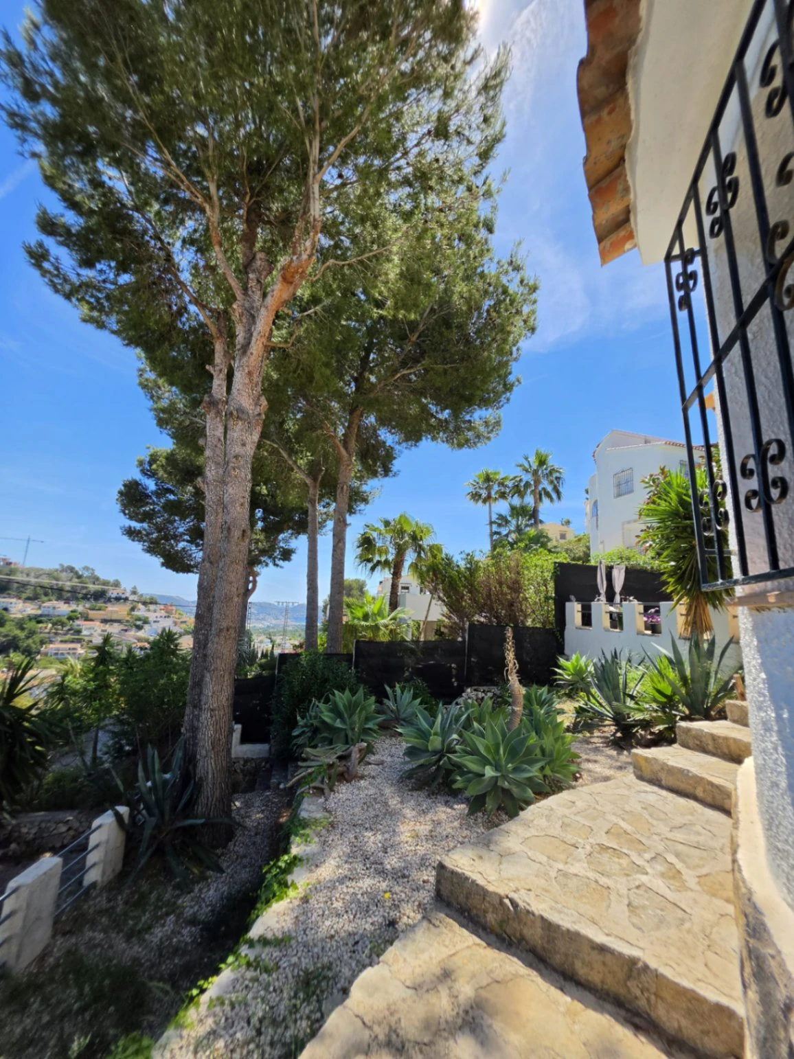 Villa mediterránea con vistas al mar y al valle en Benissa Costa – Montemar