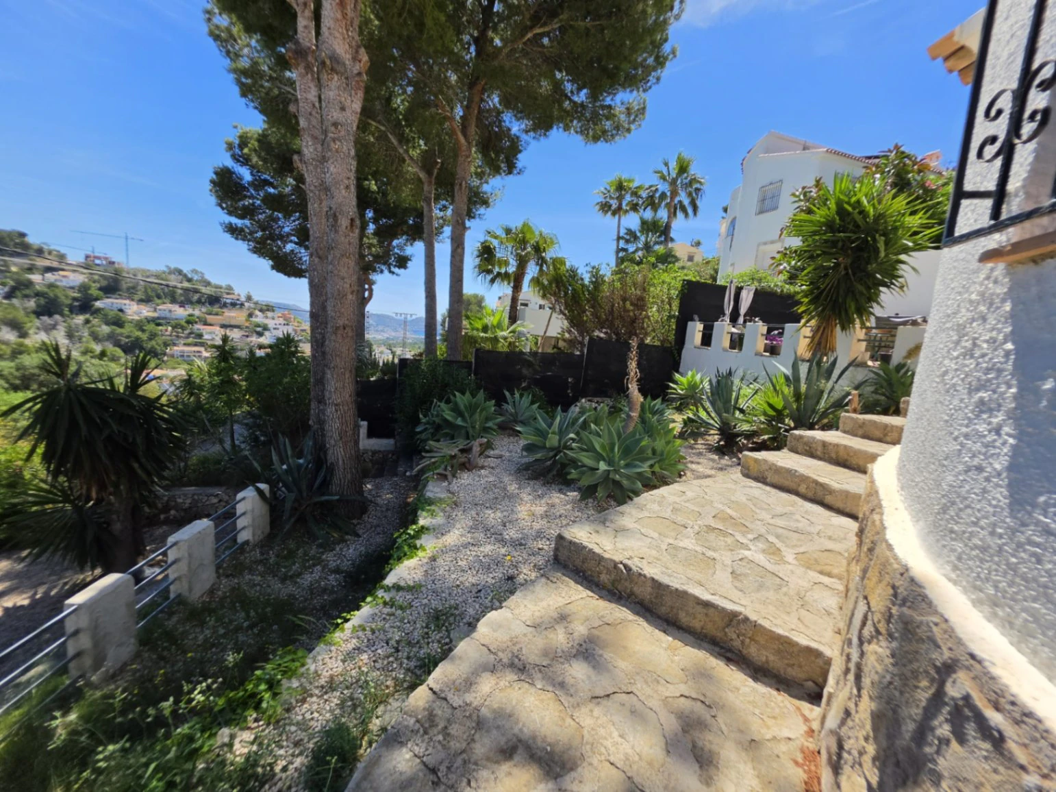 Villa mediterránea con vistas al mar y al valle en Benissa Costa – Montemar