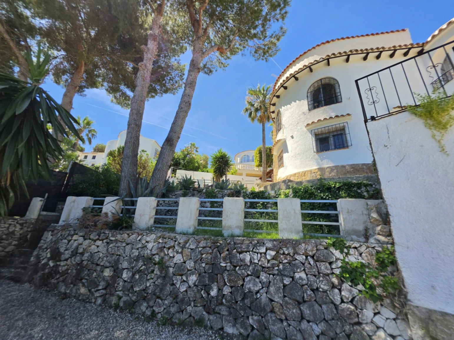 Villa mediterránea con vistas al mar y al valle en Benissa Costa – Montemar