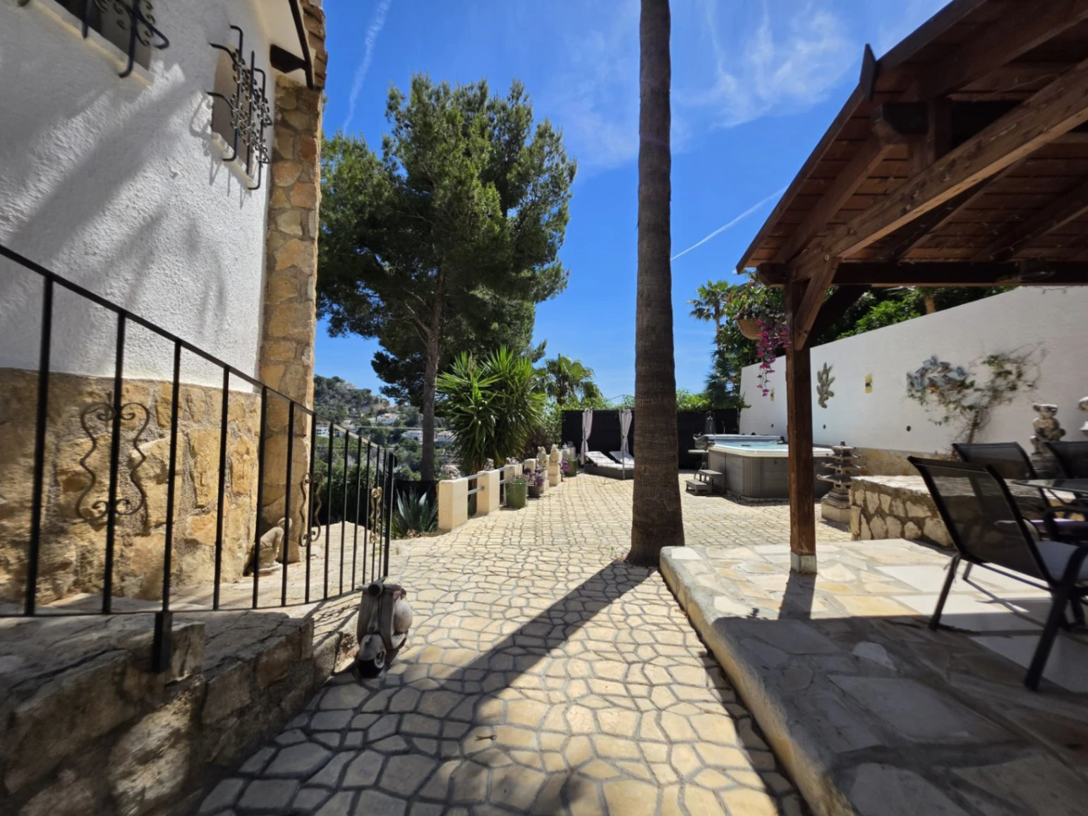 Villa mediterránea con vistas al mar y al valle en Benissa Costa – Montemar