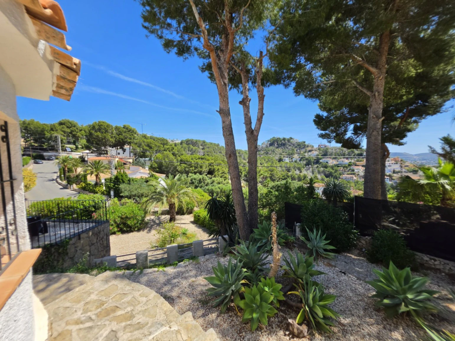 Villa mediterránea con vistas al mar y al valle en Benissa Costa – Montemar