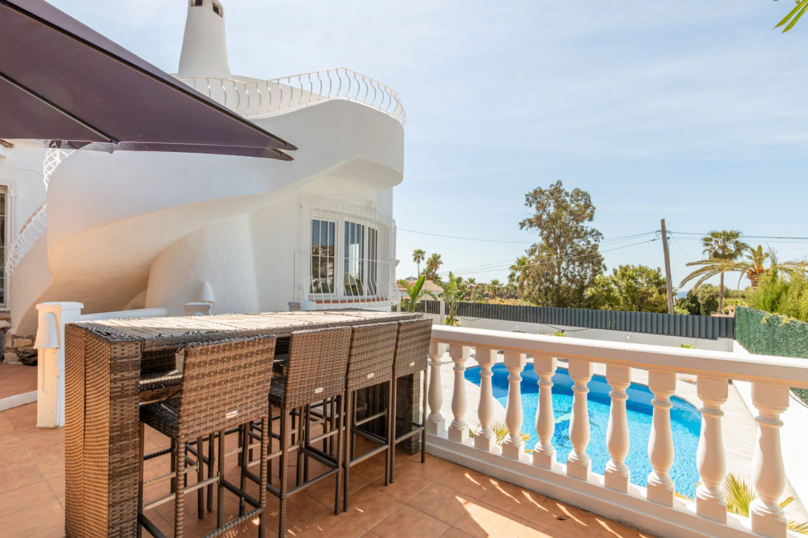 Villa con vistas al mar en venta en Moraira: Amplitud, terrazas y excelente ubicación