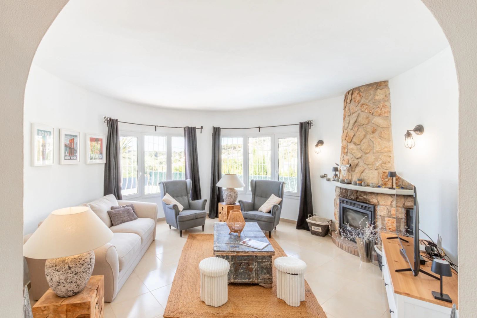 Villa con vistas al mar en venta en Moraira: Amplitud, terrazas y excelente ubicación