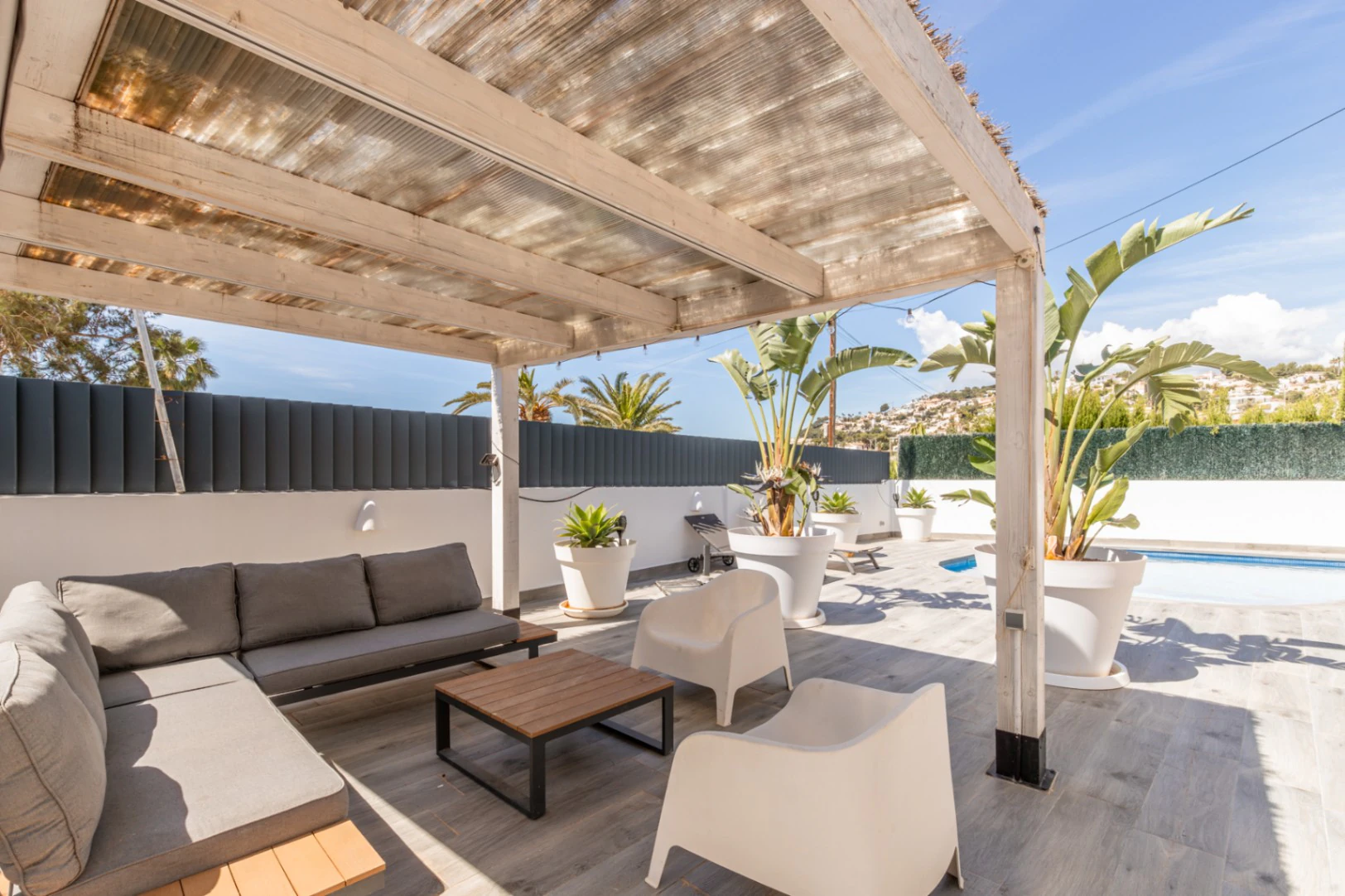 Villa con vistas al mar en venta en Moraira: Amplitud, terrazas y excelente ubicación