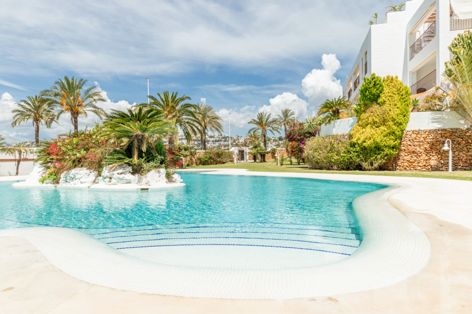 Apartamento de lujo en venta en Moraira centro con gran piscina y orientación sur