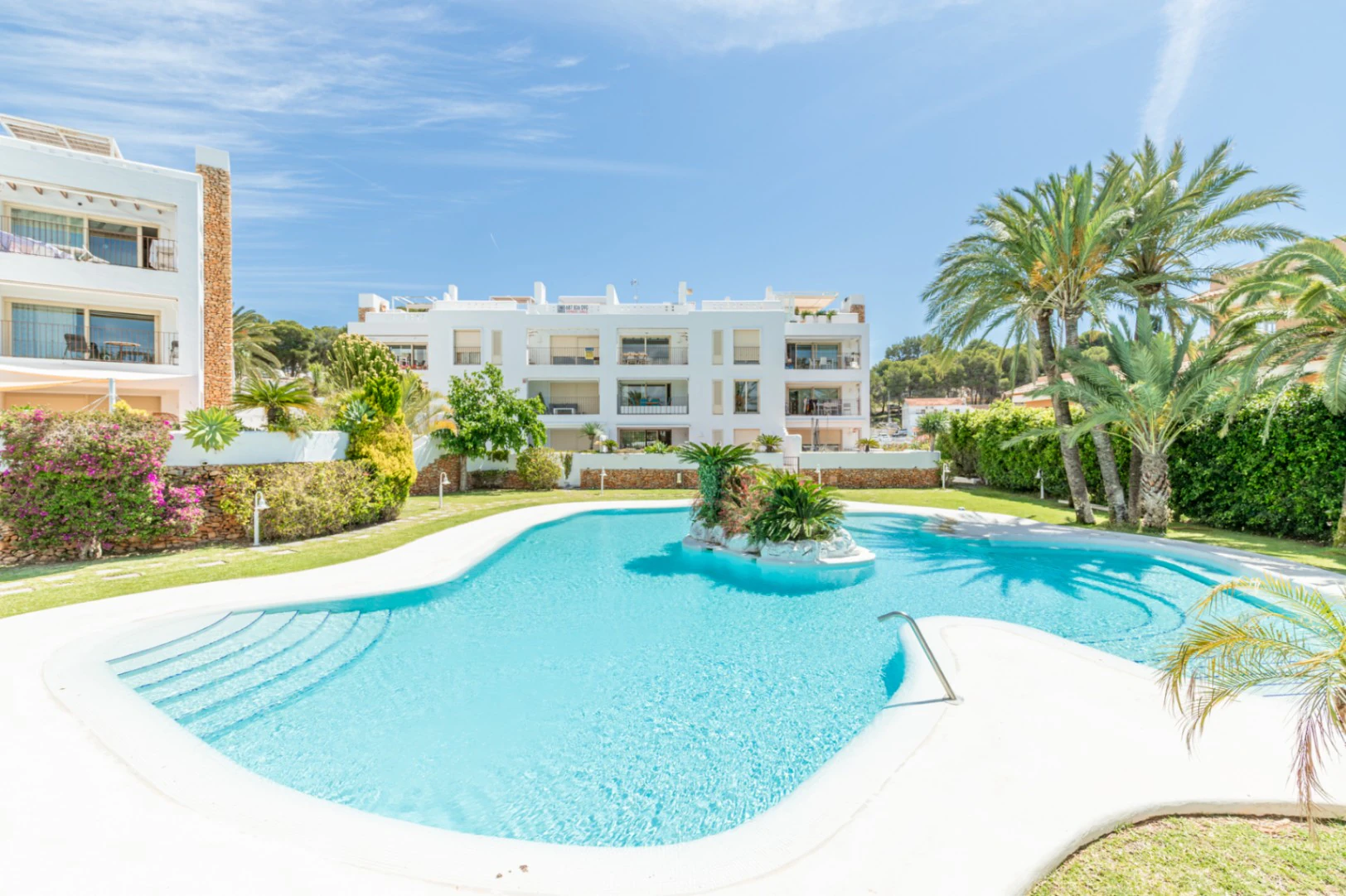 Apartamento de lujo en venta en Moraira centro con gran piscina y orientación sur