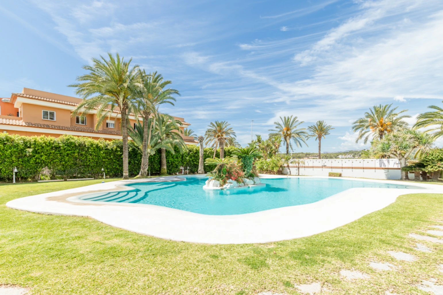 Apartamento de lujo en venta en Moraira centro con gran piscina y orientación sur