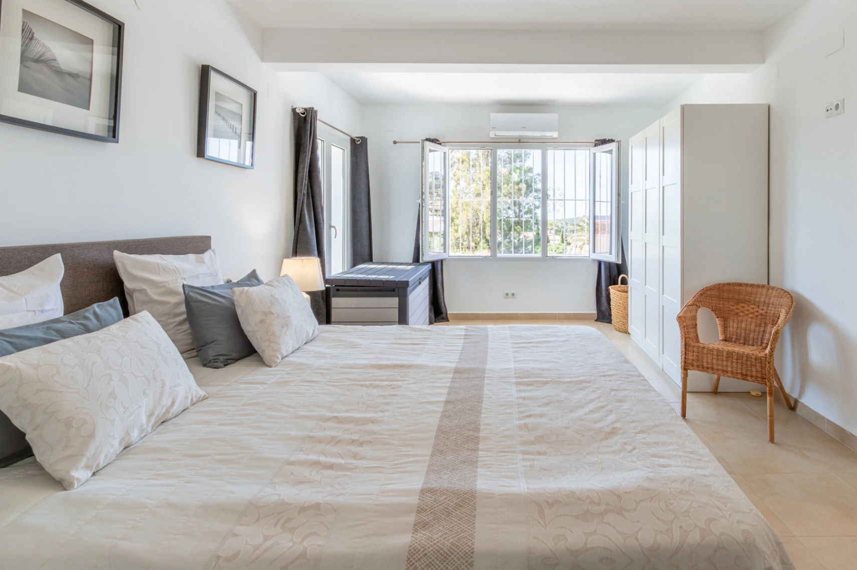 Villa con vistas al mar en venta en Moraira: Amplitud, terrazas y excelente ubicación