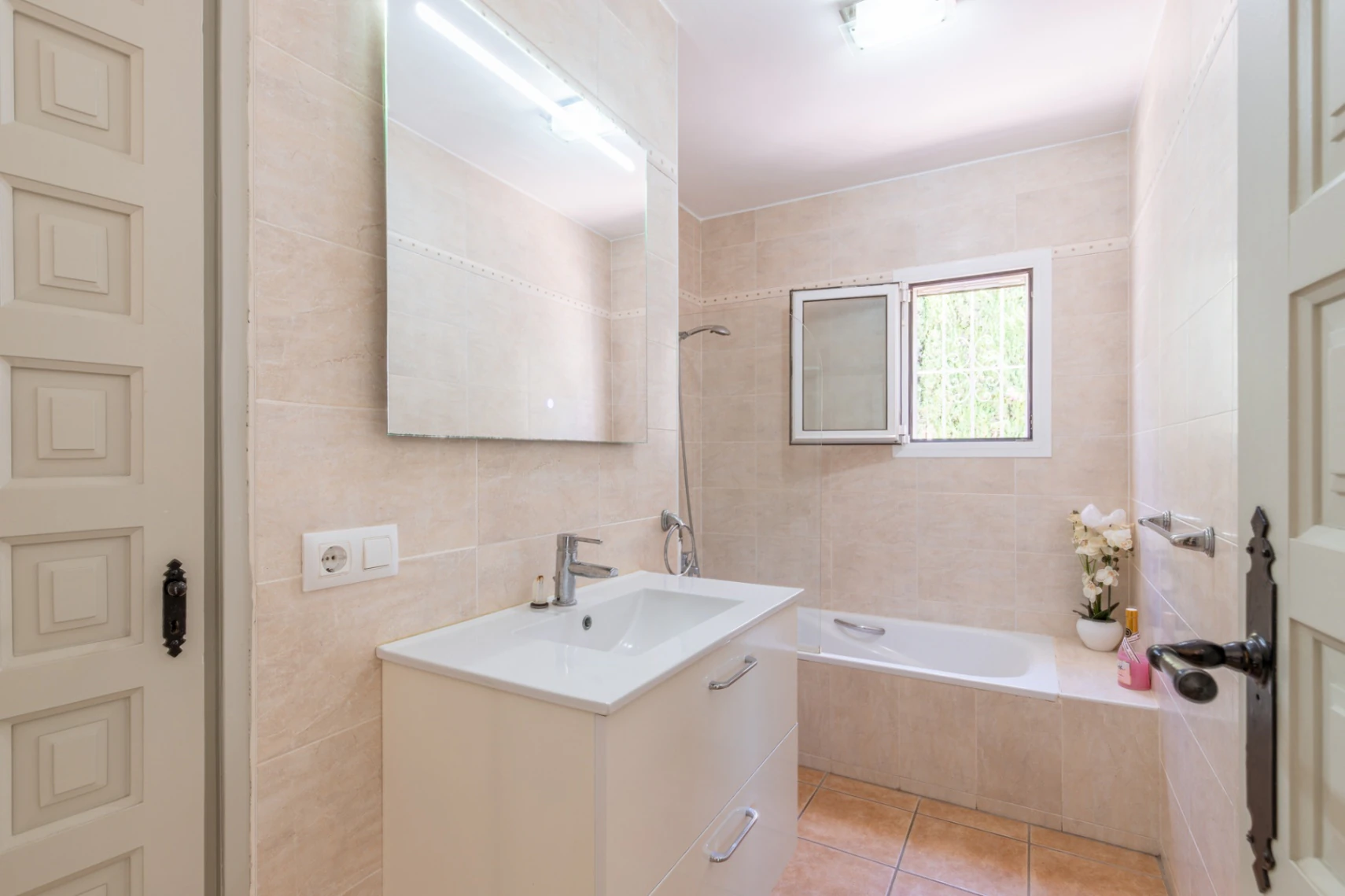 Villa con vistas al mar en venta en Moraira: Amplitud, terrazas y excelente ubicación
