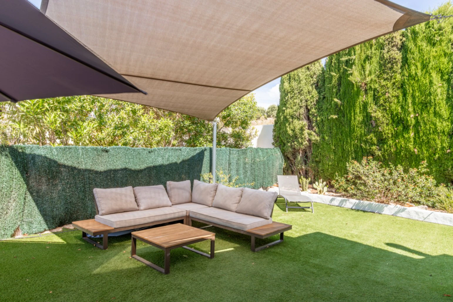 Villa con vistas al mar en venta en Moraira: Amplitud, terrazas y excelente ubicación