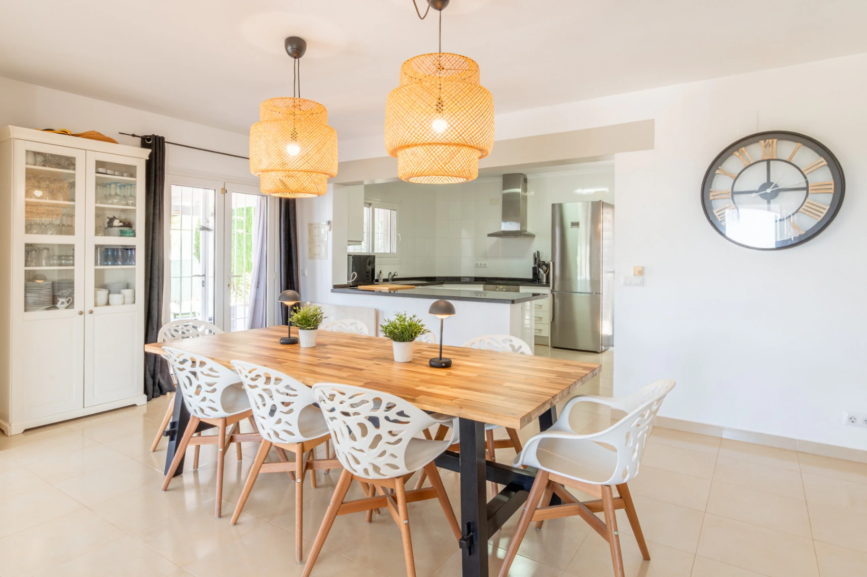 Villa con vistas al mar en venta en Moraira: Amplitud, terrazas y excelente ubicación