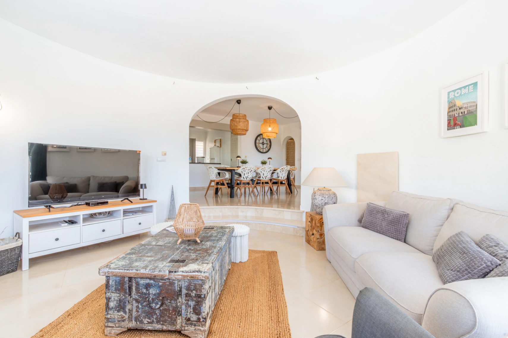 Villa con vistas al mar en venta en Moraira: Amplitud, terrazas y excelente ubicación