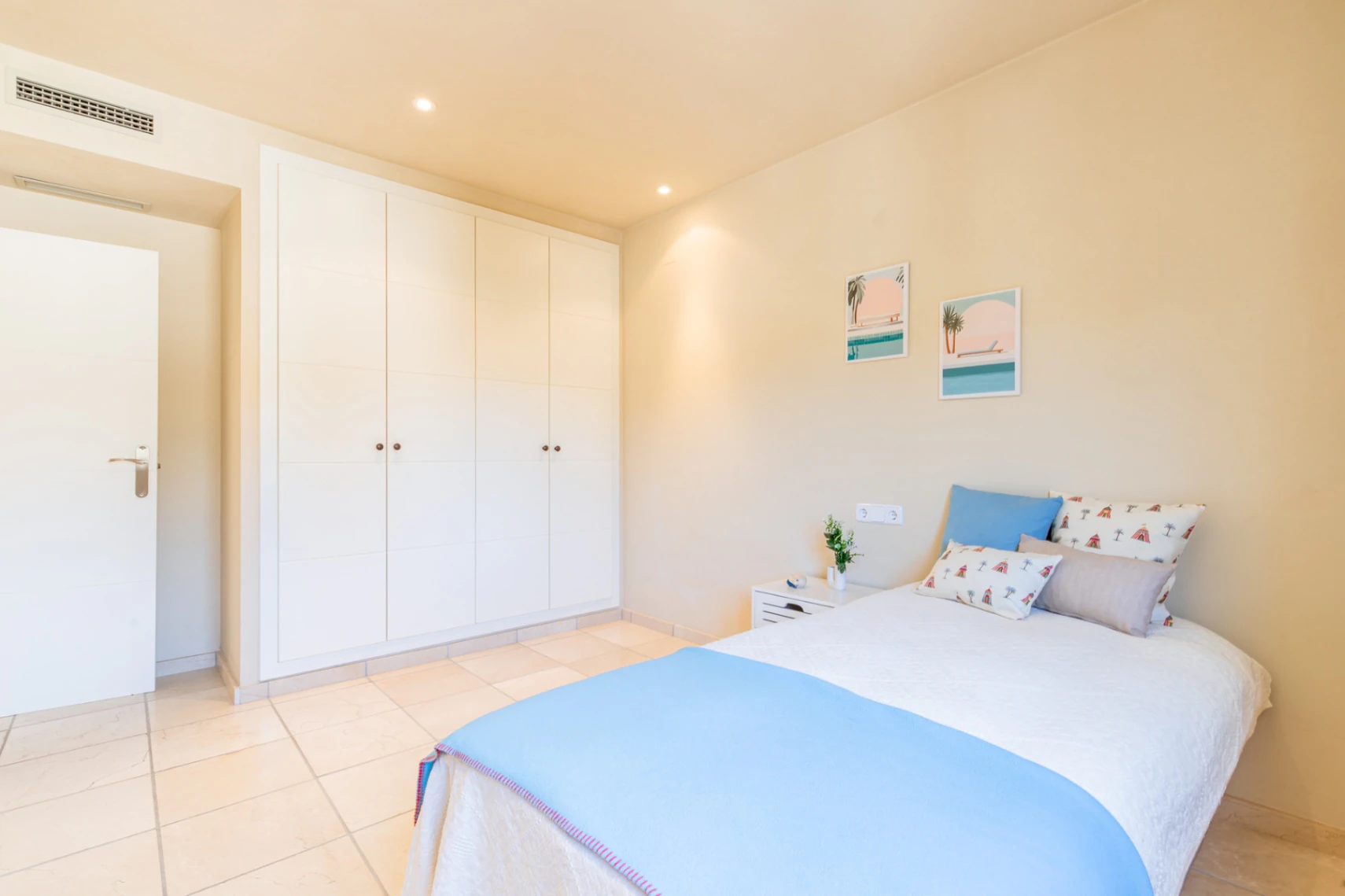 Apartamento de lujo en venta en Moraira centro con gran piscina y orientación sur