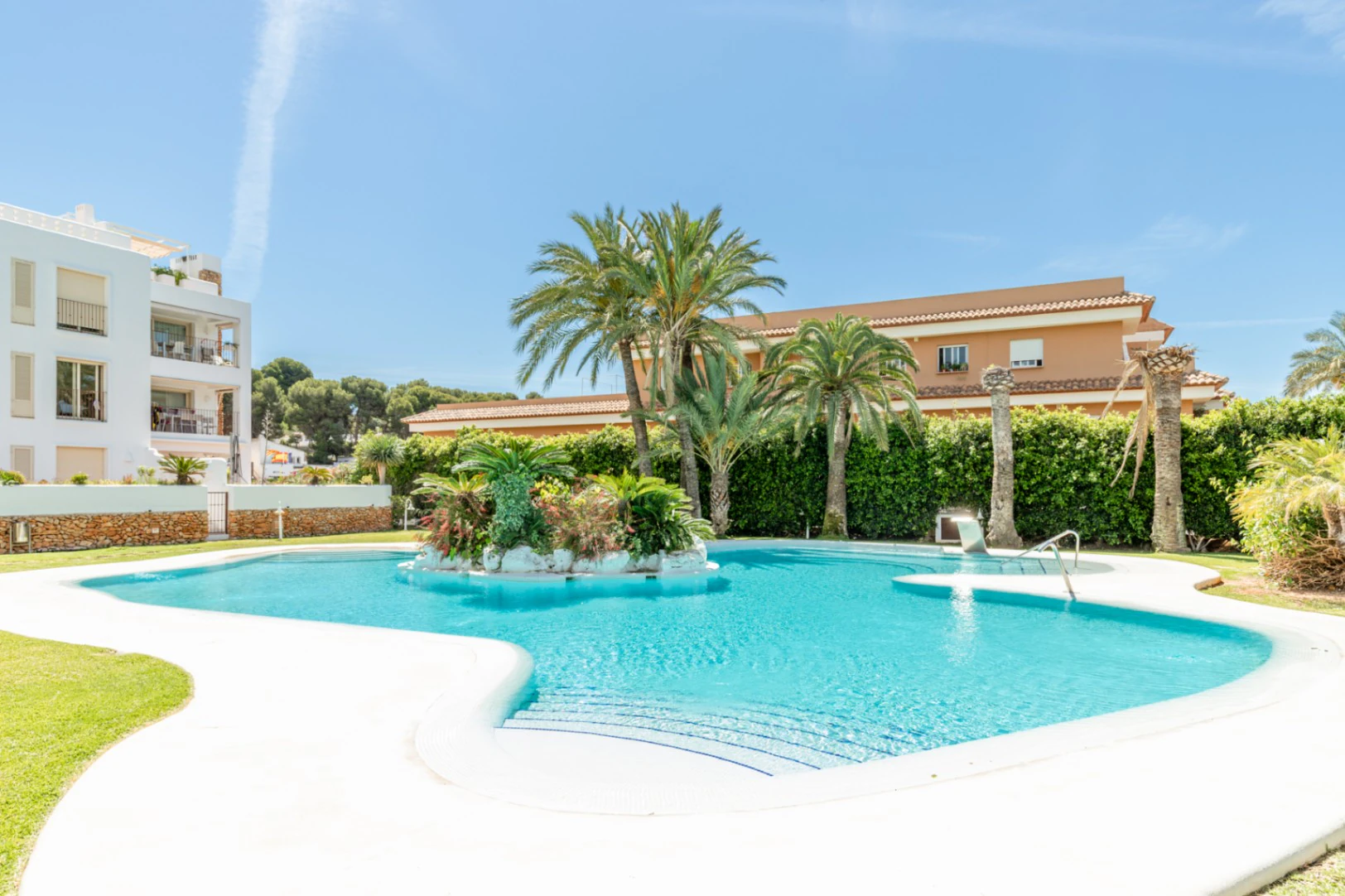 Apartamento de lujo en venta en Moraira centro con gran piscina y orientación sur