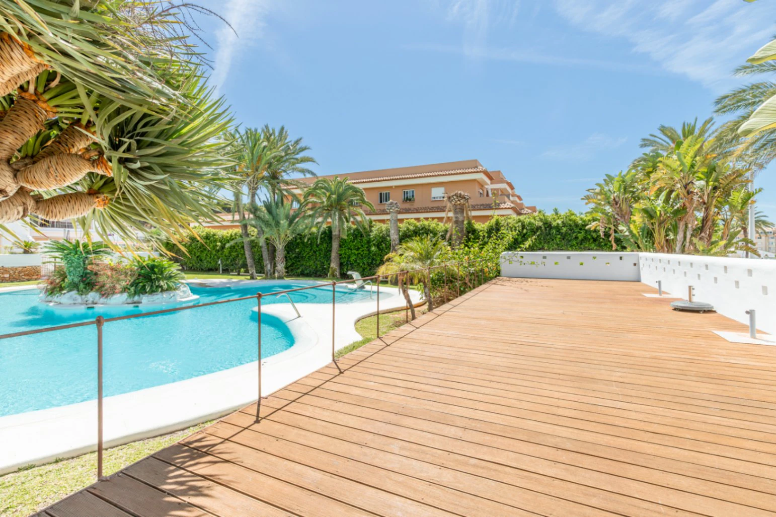 Apartamento de lujo en venta en Moraira centro con gran piscina y orientación sur