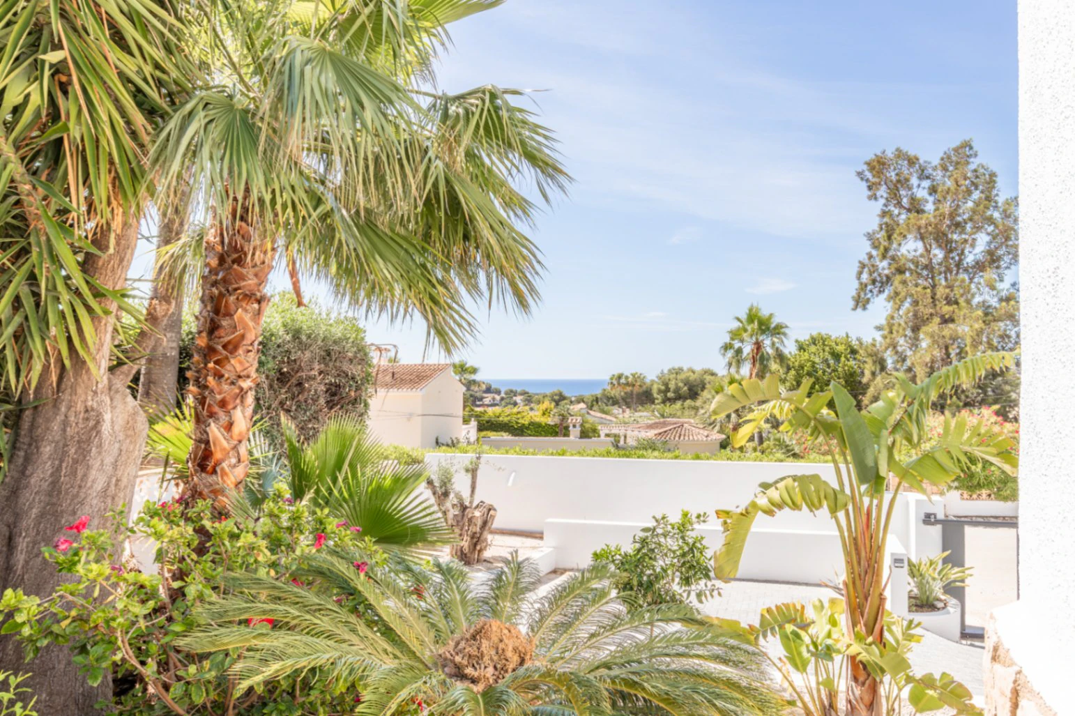 Villa con vistas al mar en venta en Moraira: Amplitud, terrazas y excelente ubicación