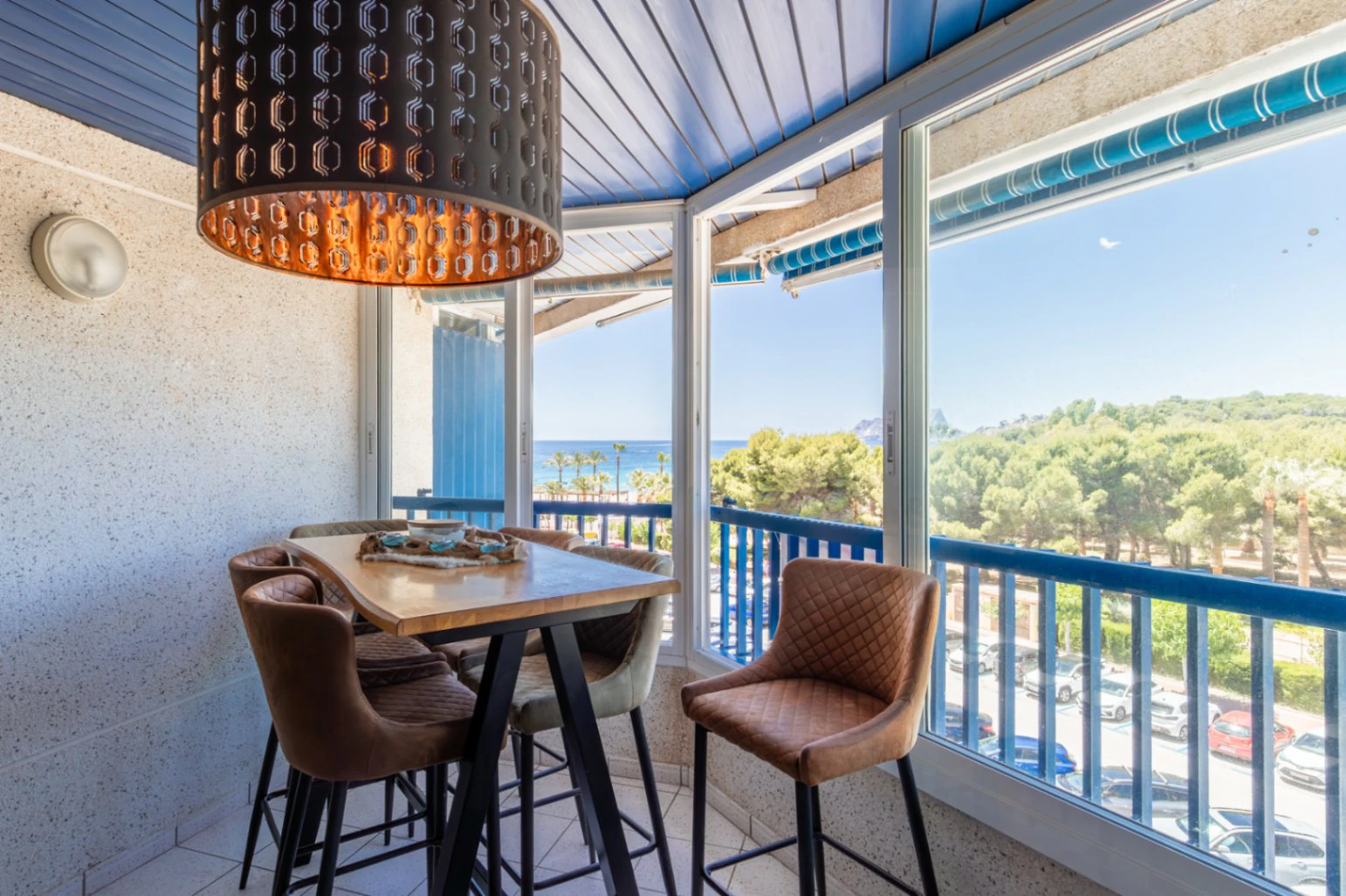 Apartamento con terrazas y vistas al mar en venta en el centro de Moraira