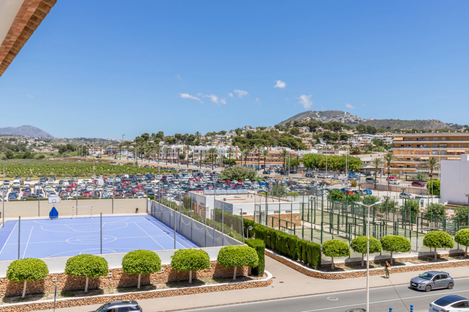 Apartamento con terrazas y vistas al mar en venta en el centro de Moraira