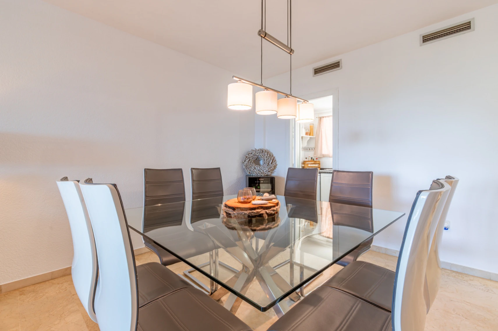 Apartamento con terrazas y vistas al mar en venta en el centro de Moraira