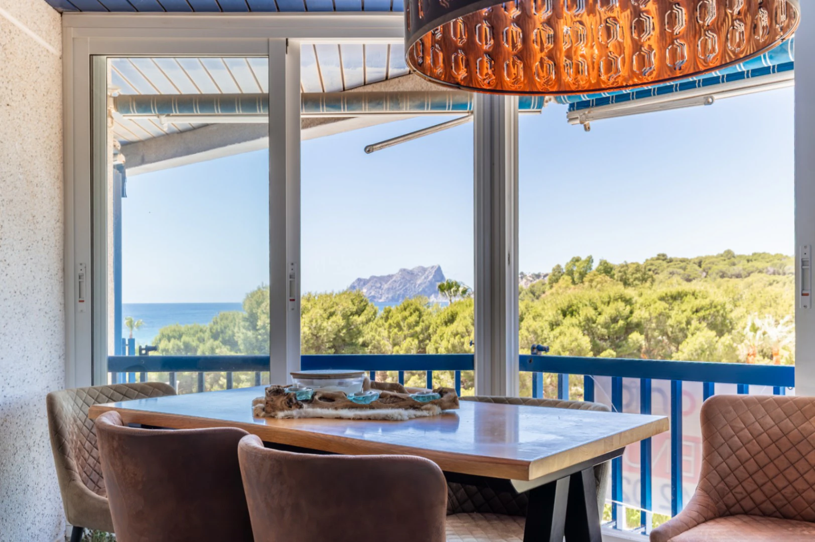 Apartamento con terrazas y vistas al mar en venta en el centro de Moraira