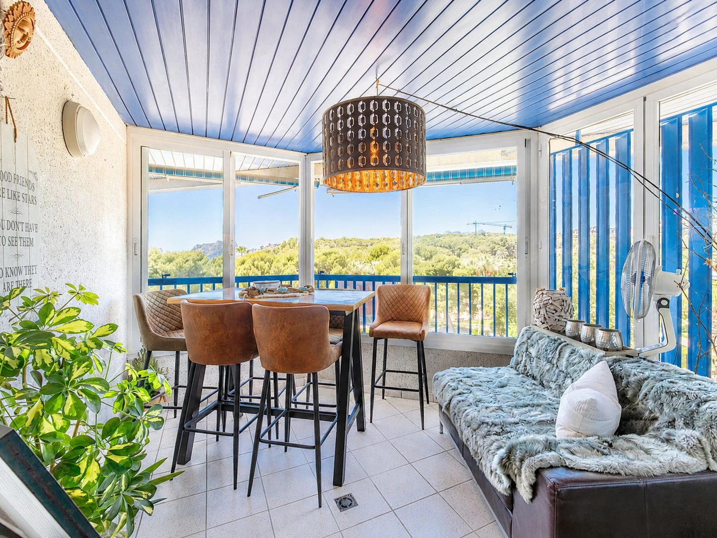 Apartamento con terrazas y vistas al mar en venta en el centro de Moraira