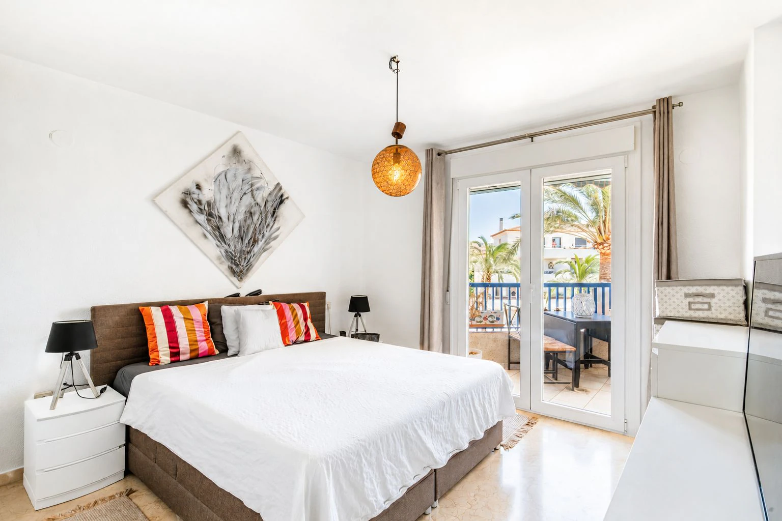 Apartamento con terrazas y vistas al mar en venta en el centro de Moraira
