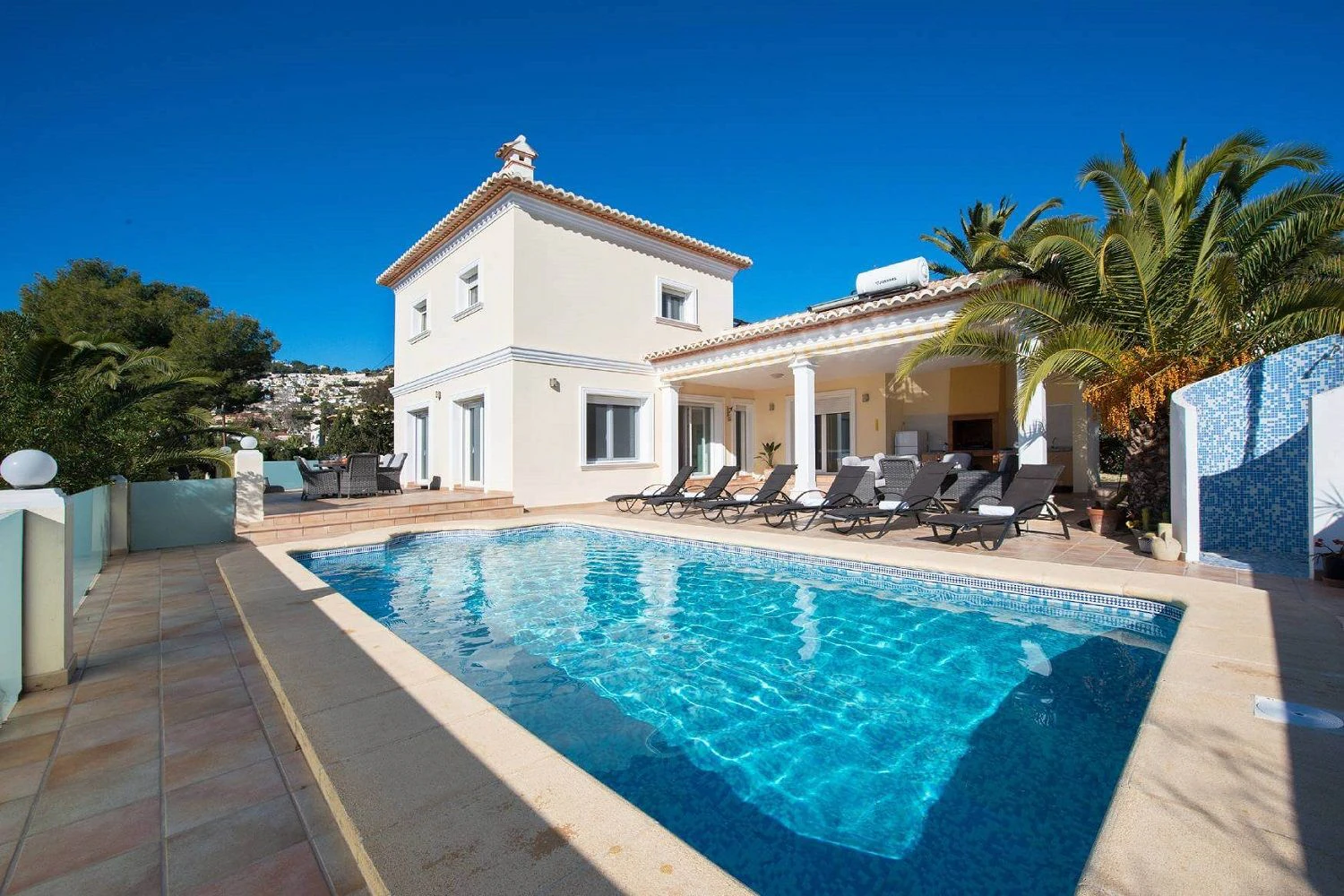 Villa en venta en Moraira, Pinar de l´Advocat con piscina.