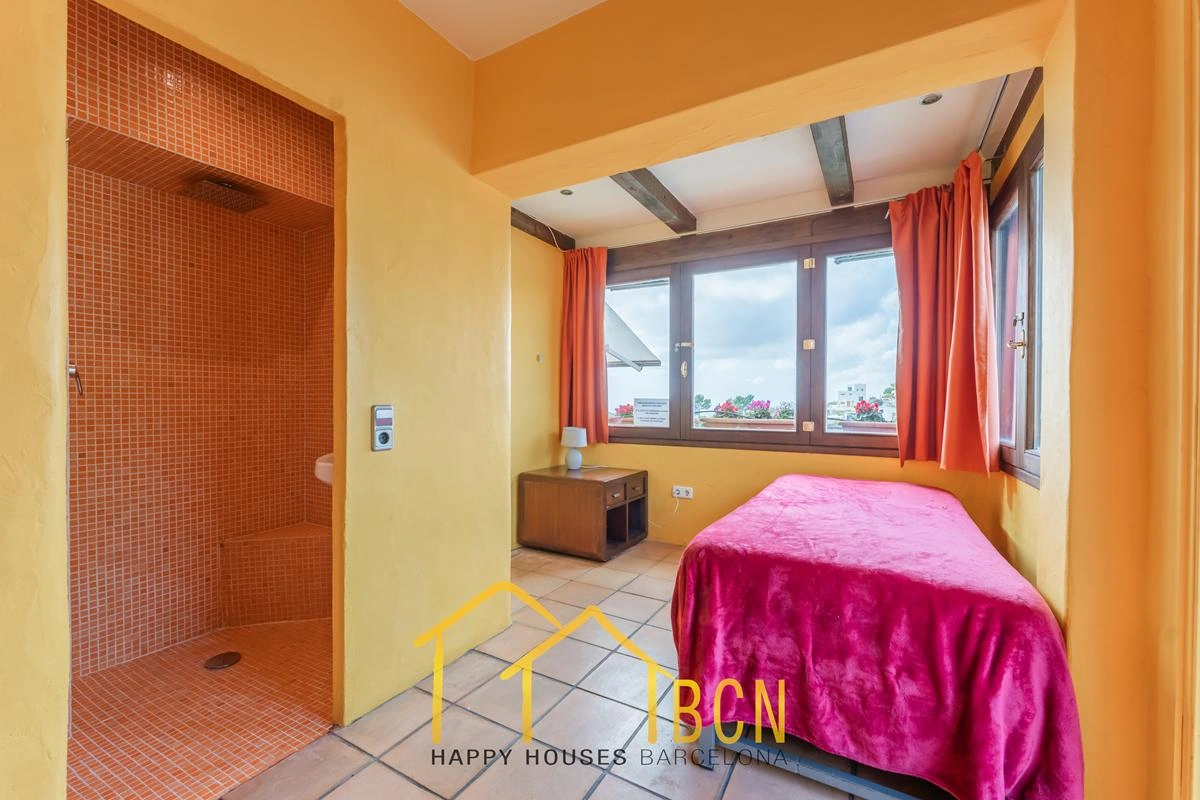Villa Única con 7 Dormitorios, Piscina de Roca y Anexos en Pineda Park, Sant Pere de Ribes