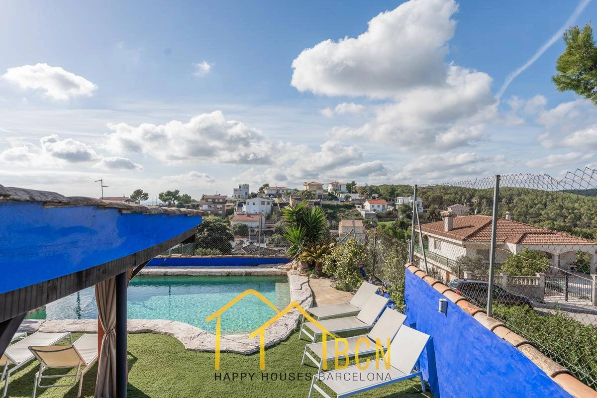 Villa Única con 7 Dormitorios, Piscina de Roca y Anexos en Pineda Park, Sant Pere de Ribes