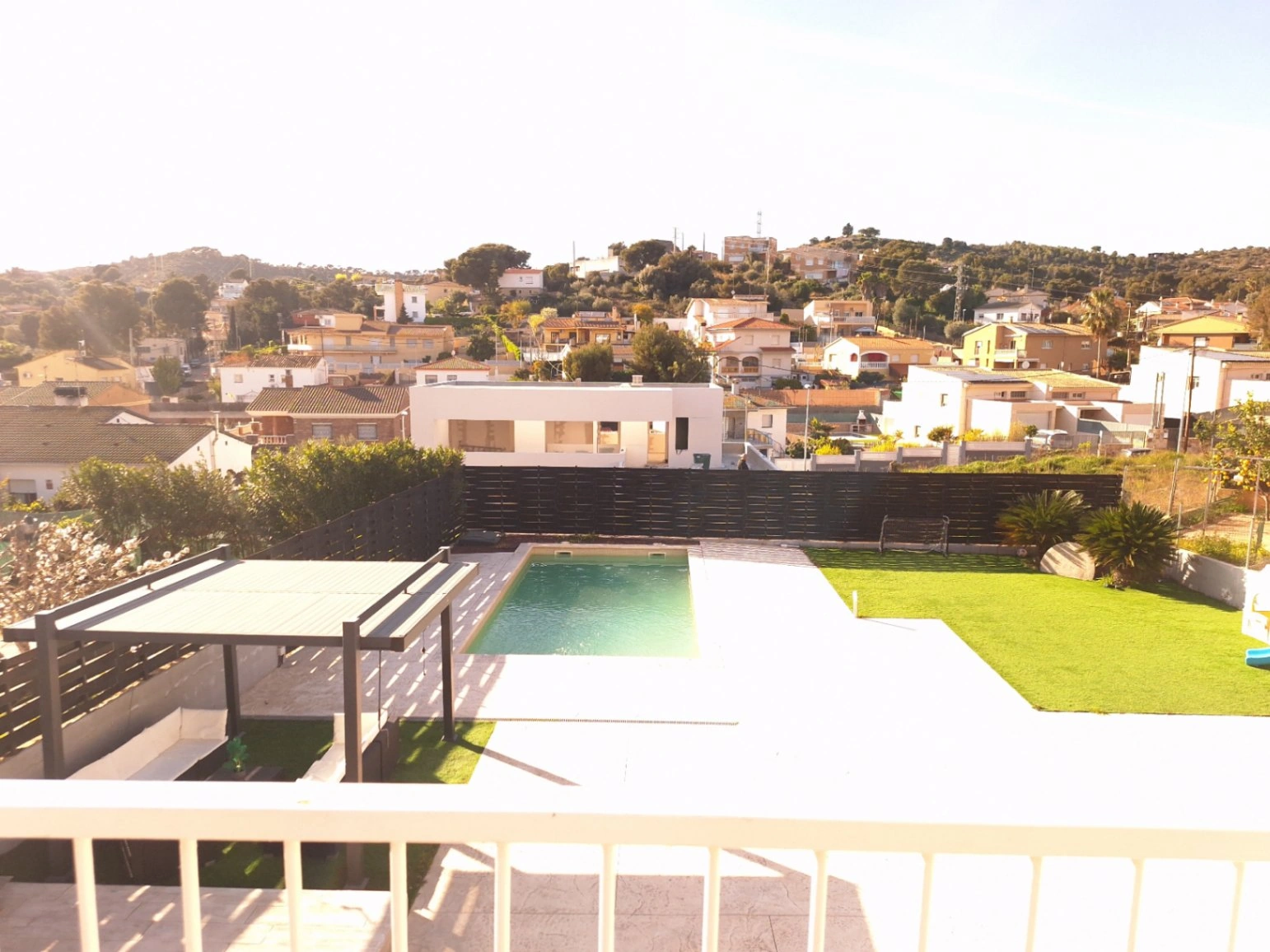 Villa con piscina, vistas panorámicas y paneles solares – 4 dormitorios cerca de la playa en Segur de Calafell