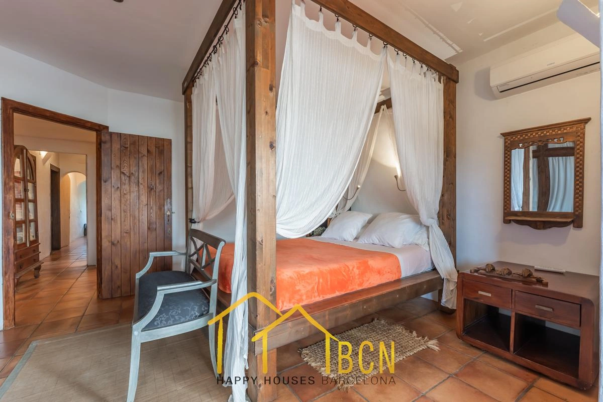 Villa Única con 7 Dormitorios, Piscina de Roca y Anexos en Pineda Park, Sant Pere de Ribes