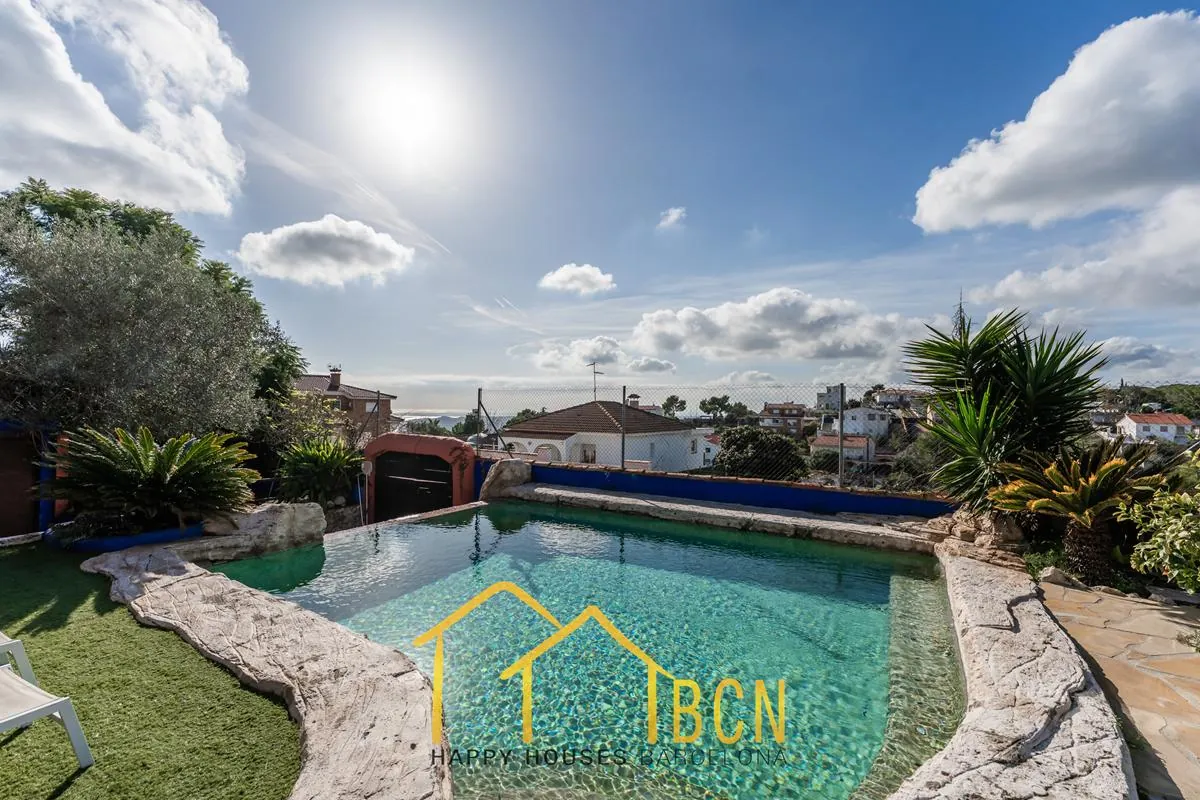 Villa Única con 7 Dormitorios, Piscina de Roca y Anexos en Pineda Park, Sant Pere de Ribes