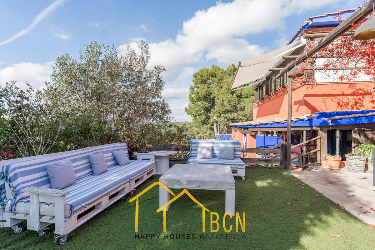 Villa Única con 7 Dormitorios, Piscina de Roca y Anexos en Pineda Park, Sant Pere de Ribes