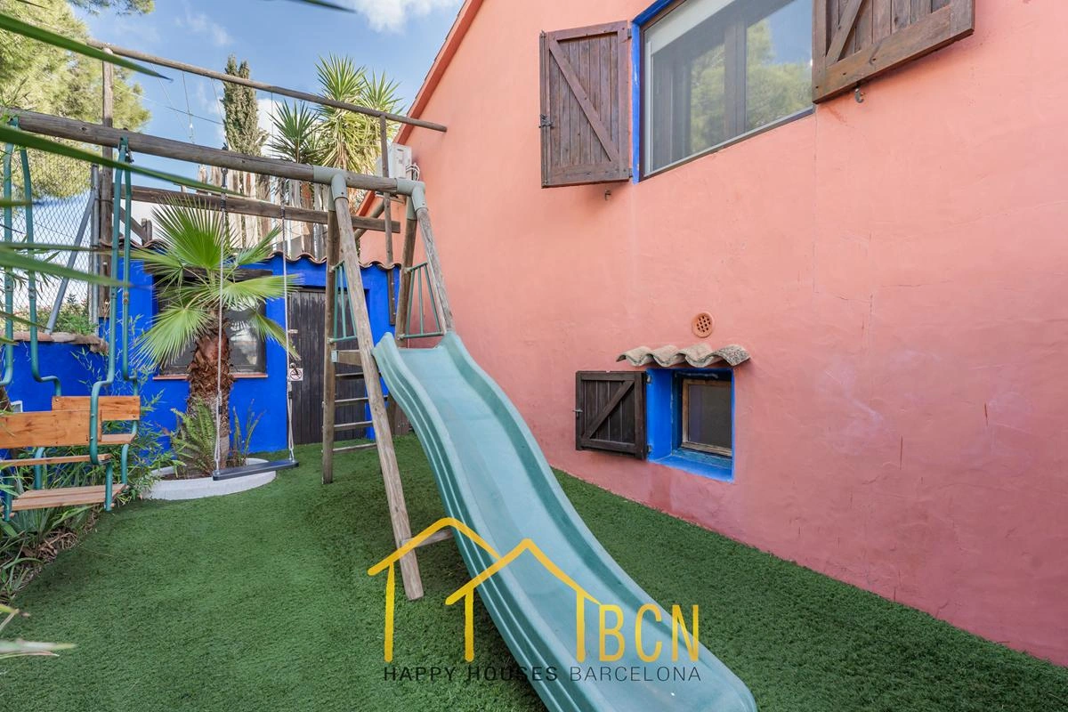 Villa Única con 7 Dormitorios, Piscina de Roca y Anexos en Pineda Park, Sant Pere de Ribes