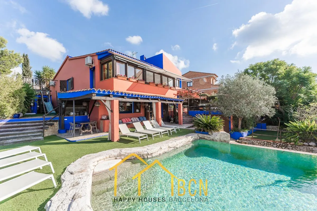 Villa Única con 7 Dormitorios, Piscina de Roca y Anexos en Pineda Park, Sant Pere de Ribes